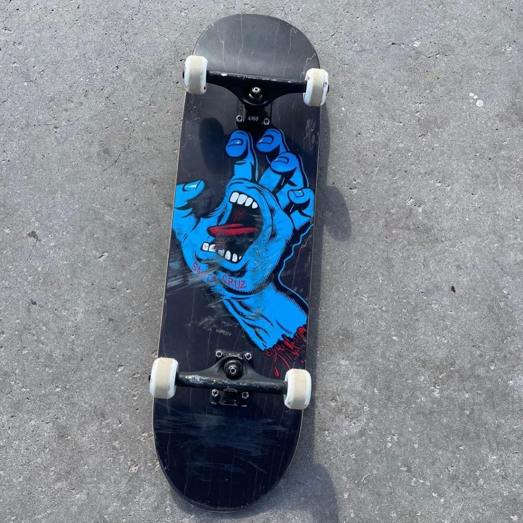 Screaming Hand de Santa Cruz Skateboards en un skateboard.